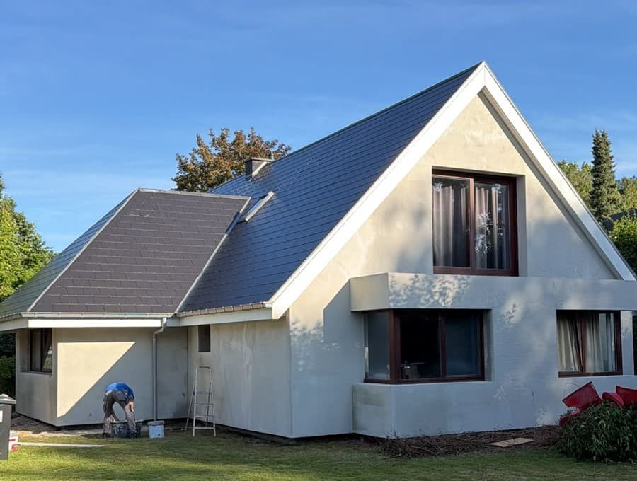Een gerenoveerd huis met een nieuw leien dak en verse crepi, de laatste werken in de tuin